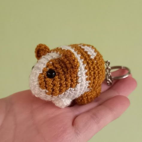 Llavero de Cuy tejido a crochet con manchas de color marron y beige y cada oreja de diferente color Tejido Aesthetic, Crochet Jewelry Patterns, January 13, Amigurumi Free, Amigurumi Free Pattern, Crochet Jewelry, Jewelry Patterns, Crochet Toys, Crochet Amigurumi