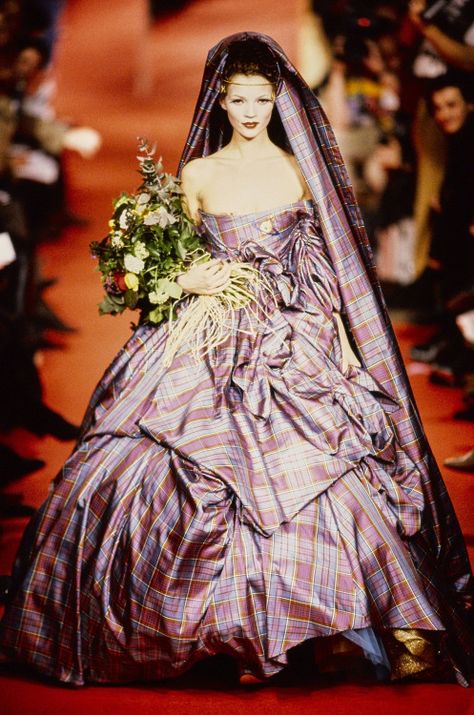 Vivienne Westwood Fall 1993, Wedding Dresses 90s, Vivienne Westwood Wedding Dress, Vivienne Westwood Wedding, Vivienne Westwood Fashion, Vivienne Westwood Dress, Runway Fashion Couture, Naomi Campbell, Moda Vintage