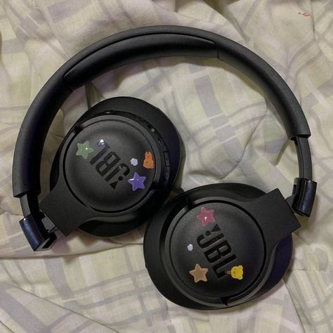 Aesthetic Jbl Headphones, Jbl Tune 710bt Aesthetic, Jbl Black Headphones, Good Cheap Headphones, Jbl 710 Bt Aesthetic, Black Jbl Headphones Aesthetic, Headphones Aesthetic Black, Jbl Tune 510bt Aesthetic, Jbl Headphones Outfit