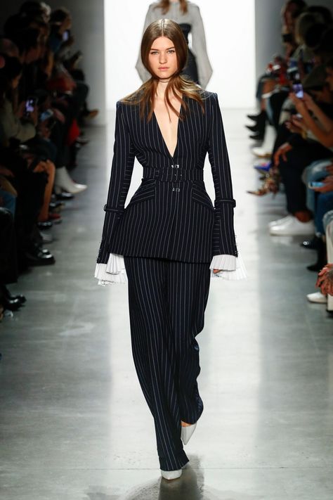 Hope Mikaelson, Woman Suit Fashion, Suit Women, Jonathan Simkhai, British Vogue, Fashion Fall, Vogue Runway, Blazer Outfits, Fashion Show Collection