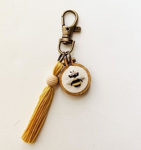 Bumble Bee Embroidery, Embroidery Keychain, Miniature Embroidery, Bee Embroidery, Pola Sulam, Cute Embroidery, Sewing Embroidery Designs, 자수 디자인, Hand Embroidery Art