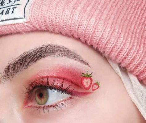 Strawberry Makeup Look Aesthetic, Strawberry Eyeliner, Ribbon Eyeliner, Strawberry Eye Makeup, Strawberry Eyeshadow, Strawberry Makeup, Eye Makeup Images, Eyeliner Designs, Makeup Drawing