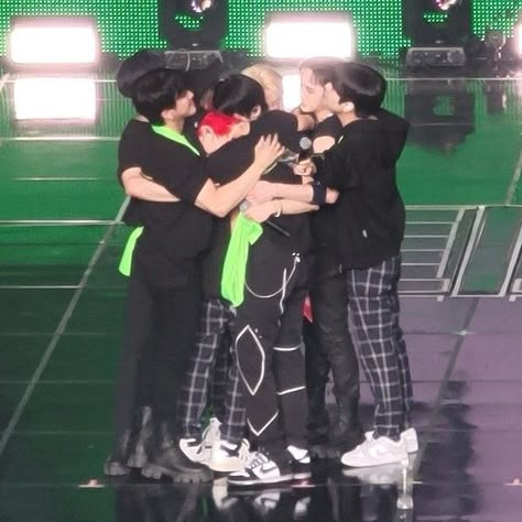 stray kids ot8 hug Kids Hugging, Group Hug, Kids Groups, Skz In Cute, Reasons To Live, Kids Icon, Homeless Children, Group Photos, Lee Min Ho