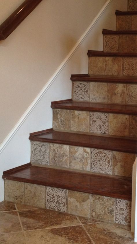 Classic House Interior Design, Tiled Staircase, Rustic Stairs, Staircase Remodel, Tile Stairs, Stair Remodel, Stairway Design, Diy Bathroom Furniture, Pallet Furniture Living Room