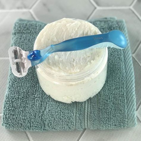 homemade shaving cream with essential oils - It's naturally rich and creamy, making legs and underarms silky smooth. With built-in moisturizers, skin is soft, smooth, and perfectly moisturized. Great for sensitive skin. Includes several recipes for essential oils to customize - relaxing, uplifting,... Homemade Foot Scrub, Diy Shaving Cream, Homemade Shaving Cream, Skin Cream Recipes, Essential Oil Beauty, Lip Scrub Homemade, Homemade Moisturizer, Face Scrub Homemade, Moisturizer For Dry Skin