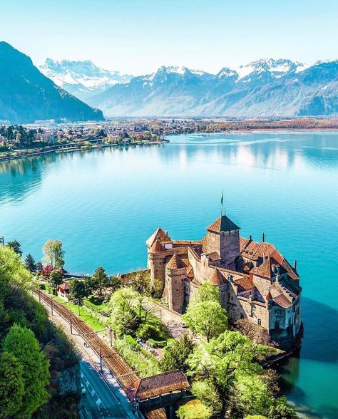 Castle Switzerland, Chillon Castle, Switzerland Nature, Luxury Lifestyle Travel, Swiss Travel, European Castles, Switzerland Travel, Lake Geneva, Beautiful Castles