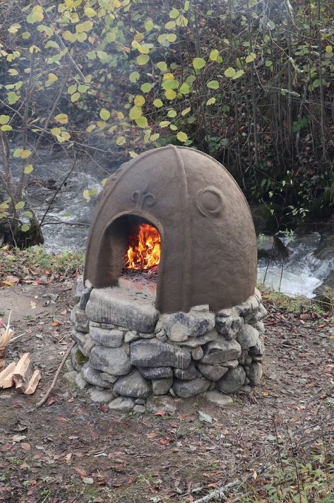 Earth Oven, Cob Oven, Witchy Cottage, Sustainable Homestead, Oven Diy, Cob Building, Outdoor Cooking Spaces, Clay Oven, Outdoor Oven