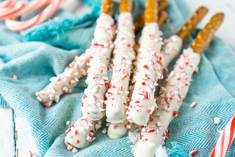 Peppermint Pretzel Rods, Advent Family Activities, Chocolate Pretzels Sticks, Peppermint Pretzels, Advent Family, Peppermint Pretzel, Christmas Party Treats, Christmas Pretzels, White Chocolate Pretzels