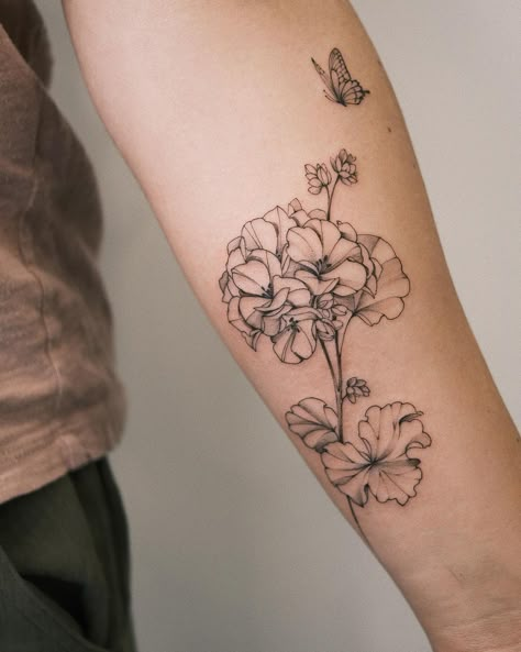 🔳▫️Eden▫️🔳 | Geranium flower with a butterfly ✨🙌🏼 | Instagram Wild Geranium Tattoo, Pelargonium Tattoo, Red Geranium Tattoo, Geranium Tattoo Black And White, Geranium Flower Tattoo, Geraniums Tattoo, Geranium Tattoo, Eden Tattoo, Tattoo Chart