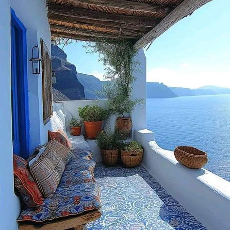 Mediterranean Balcony, Design Casa Piccola, Santorini House, Mediterranean Interior, Beach Honeymoon Destinations, Living Space Decor, Casas Coloniales, Beach House Design, Beach Bungalows