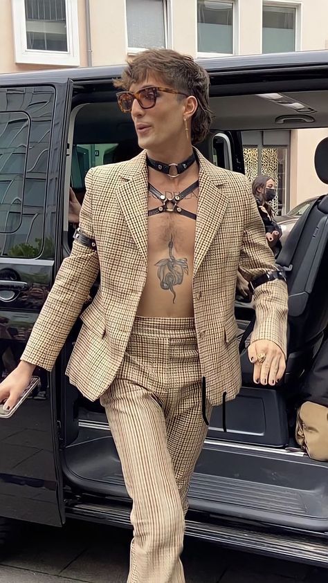 Himbo Aesthetic Outfits Men, Damiano David Style, Glam Rock Men, Glam Rock Outfit Men, Classy Clothing, Gender Fluid Fashion, Damiano David, Men Street Fashion, Queer Fashion