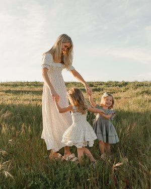 Mum And Daughters Photography, Mother Daughter Photoshoot Spring, Spring Motherhood Session, Simple Mommy And Me Photos, Lifestyle Mommy And Me Photography, Motherhood Photo Session, Meadow Family Photoshoot, Mom Two Kids Photoshoot, Mother And Children Photoshoot