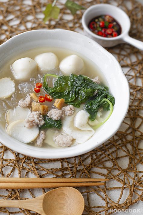 Teochew Fish Ball Noodle Soup Recipe | NoobCook.com Fish Ball Soup, Cny Snacks, Fishball Recipe, Chinese Soups, Malaysia Recipes, Chinese Soup Recipes, Chinese Fish, Soups Recipes, Noodle Soup Recipe