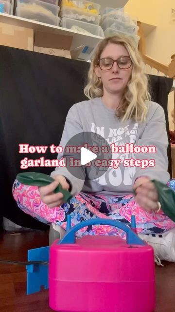 The Poppin Peony | Williamsburg Balloon Artist on Instagram: "Create a balloon garland in 5 easy steps!

1. Gather all of the needed supplies including a double nozzle electric pump, rubber bands, and various size balloons

2. Inflate like colors two at a time and tie them together. Creating a duo

3. Twist 3 duos into a pod of 6 balloons all the same color. For a 6 foot balloon garland create 6 pods.

4. Connect one pod to another by tieing the neck of the balloon from one pod to the neck of the other.

5. Hang your balloon garland by using rubber bands to loop around a balloon and secure to a command hook on the wall.

Do this 2-3 times for extra stability

🎉 Comment the word “POP” and I will send you a guide on how to MAKE MONEY with balloon decor.
🎉 Follow for more party tips and bal How To Tie Balloons Easy, Balloon Twisting Ideas, Easy Balloon Garland, Balloon Tutorials, Balloon Artist, Party Tips, Balloon Decor, Balloon Garland, Rubber Bands