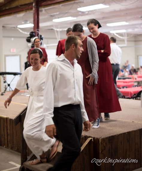 An Amish-ish Wedding: Part 2 – The Ceremony (13 Photos & 2 Videos) Mennonite Wedding Dress, Pentecostal Wedding, Mennonite Wedding, Amish Wedding, Amish Traditions, Homemade Clothing, Amish Clothing, Amish Lifestyle, Amish Culture