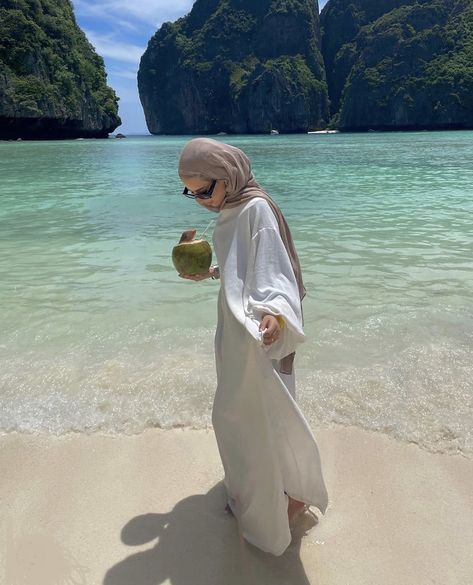 Summer Outfits Hijab Beach, Hijabi Beach Outfit, Beach Outfit Hijab, Hijab Beach, Cute Beach Outfits, Beach Instagram Pictures, Hijabi Fits, Muslimah Outfit, Island Outfit