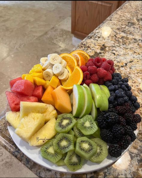 Fruits Decoration, Fruit Platter Designs, Tropical Food, Food Therapy, Healthy Food Motivation, Yummy Comfort Food, Food Goals, Healthy Fruits, Food Platters