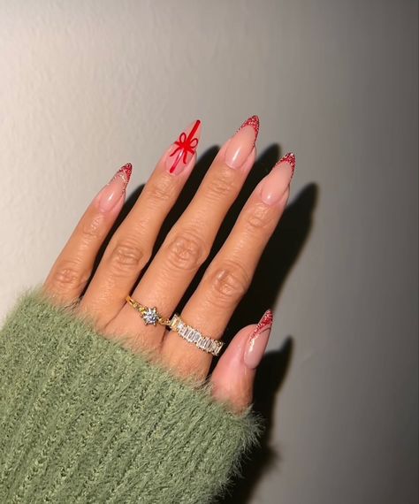 Long elegant almond Christmas nails Liquid Gel Nails, Cutesy Nails, Engagement Nails, Minimal Nails, Blush Nails, Nail Colours, Almond Nails Designs, Nails Christmas, Nail Idea