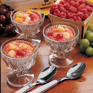 Frozen Fruit Cups Fruit Salad Cups, Frozen Fruit Cups, Frozen Fruit Snacks, Freezer Chest, Healthy Summer Snacks, Lemonade Concentrate, Fruit Displays, Fruit Cocktail, Gluten Free Banana