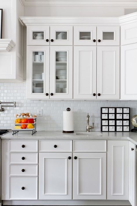 White Subway Tile Kitchen, Small White Kitchens, Hardware Ideas, Black Knobs, Kitchen New York, Kitchen Knobs, All White Kitchen, Kitchen Cabinet Hardware, Kitchen Images