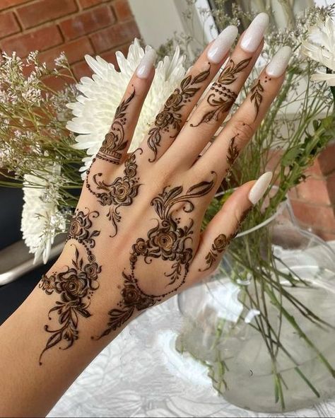 Mendhi Designs Elegant, Easy Mehendi Designs For Hands, Floral Mehndi Designs, Easy Mehendi Designs, Khaleeji Henna, Mehendi Designs For Hands, Easy Mehendi, Makeover Photoshoot, Elegant Henna