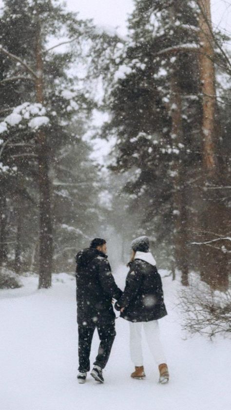 Snow Pics Ideas Couple, Couple Winter Photoshoot, Winter Couple Aesthetic, Winter Couple Pictures, Couple Photography Winter, Snow Couple, Snow Photoshoot, Winter Couple, Snow Pictures