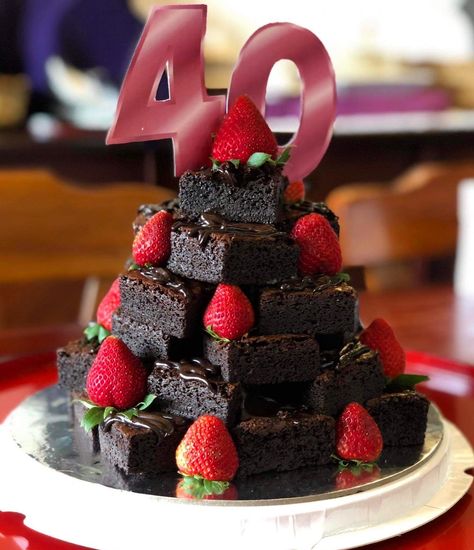 Brownie Tower Ideas, Brownies Cup, Brownie Tower, Brownie Birthday, Birthday Cake Brownies, Brownies Cake, Tower Cake, Blondie Bar, Brownie Cups