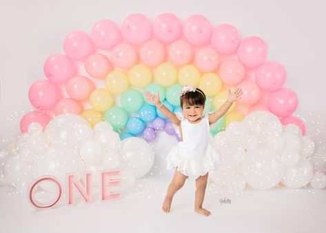 Smash Cake Photoshoot Butterfly, Pastel Rainbow Photoshoot, Rainbow Smash Cake Photoshoot, Easter Smash Cake, Rainbow Photoshoot, Rainbow Cake Smash, Cake Smash Theme, First Birthday Photography, Deco Ballon