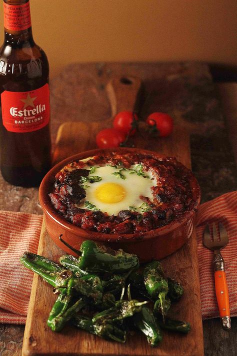 A winter warming spanish stew of chorizo and black pudding, topped with an egg. Scouse Recipe, Chorizo Recipes Dinner, Spanish Stew, How To Cook Chorizo, Chorizo Recipes, Christmas Dinner Menu, Tapas Dishes, Black Pudding, Tapas Recipes