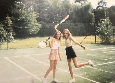 Green tennis ���🎾 I Will Be Ok, Tennis Aesthetic, Ends Of The Earth, Junior Year, Gap Year, Friend Goals, Teenage Dream, Tennis Players, Tennis Court