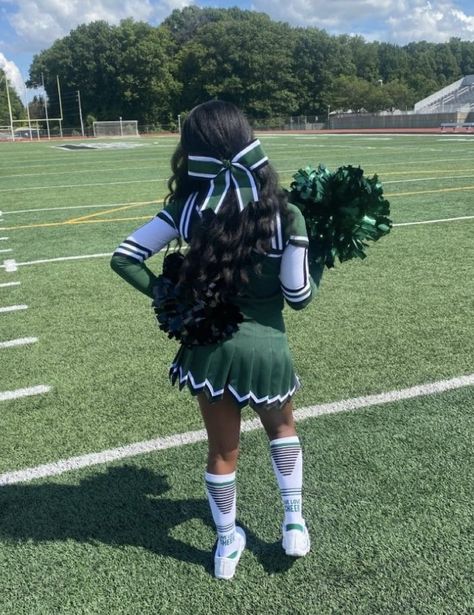 Cheer Photo Poses, Green Cheerleader, Cheerleader Aesthetic, Cheer Photo, Cheer Dance Routines, Black Cheerleaders, Cheer Team Pictures, Cheerleading Photos, Cute Cheer Pictures