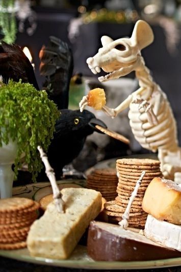 Halloween Skeleton Decorations - Get the Best Tips & Tricks for 2017 Halloween Table Decorations Centerpieces, Rat Eating, Appetizer Presentation, Halloween Cheese, Porta Halloween, Buffet Halloween, Menu Halloween, Halloween Table Decor, Tables Decorations