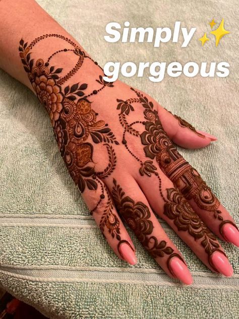 Latest Mehndi Designs Unique Back, Aesthetic Mehndi, Short Mehndi Design, Khafif Mehndi Design, Rose Mehndi Designs, Mehndi Design Pictures, Very Simple Mehndi Designs, Simple Mehndi Designs Fingers, Pretty Henna Designs