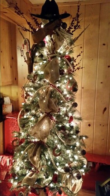 Cowboy Hat Christmas Tree Topper, Cowboy Christmas Trees, Horse Theme Christmas Tree, Western Tree Decorations, Horse Christmas Tree, Western Christmas Tree Ideas, Cowboy Christmas Decorations, Cowboy Christmas Tree Ideas, Western Christmas Party