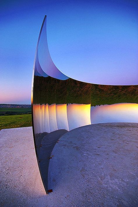 Indian-born British sculptor Anish Kapoor created two giant stainless steel sculptures that are designed to figuratively turn your world upside down. Kapoor’s sculptural installation known as C-Curve is a life-size wall of reflective steel that curves around, almost reconnecting with itself, in the shape of the letter C. The outer side of the piece functions … Installation Art Outdoor, Art Installation Outdoor, Outdoor Art Installation, Abstract Installation, Sculptures Abstract, Chainsaw Carvings, Graffiti Artists, James Turrell, Anish Kapoor