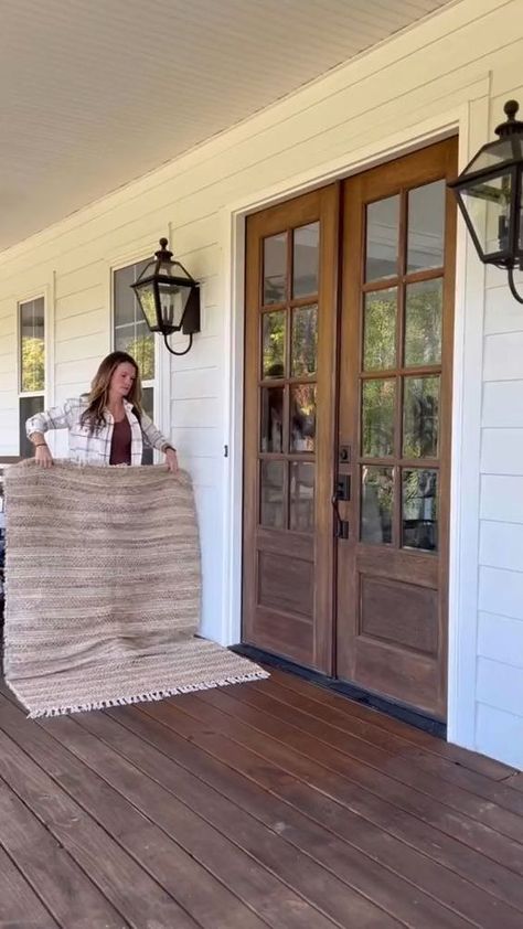 Welcome fall with these cozy porch decor ideas. #LovelyHome #CozyHome credit @brunoandlibby Small Front Porch Fall Decor, Cozy Front Porch Ideas, Cozy Front Porch, Porch Fall Decor, Fall Patio, Porch Styles, House Front Porch, Fall Front Porch Decor, Porch Furniture