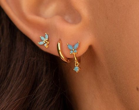 Blue Earings Piercings, Turkoise Earrings, Gold Turquoise Earrings, Dainty Silver Earring Stack, Beachy Earring Stack, Earring Set Ideas, Gold And Turquoise Jewelry, Earring Combinations, Beachy Earrings