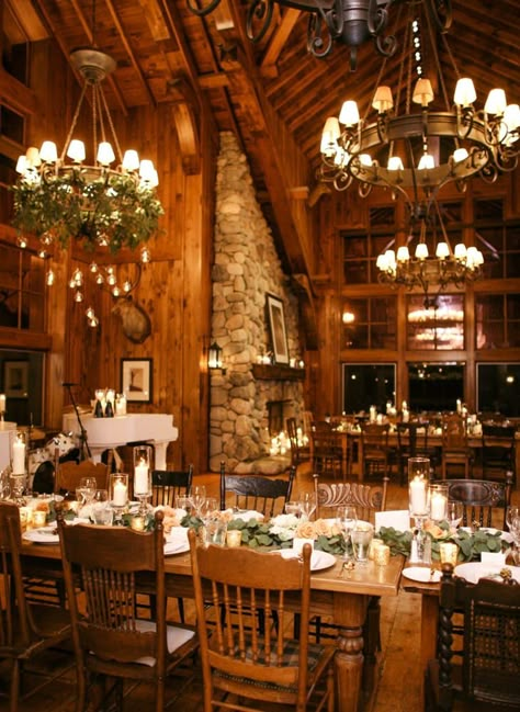 Cabin Winter Wedding in the Mountains of Colorado Cabin Winter Wedding, Winter Wedding Locations, Winter Wedding Themes, Ski Lodge Wedding, Rustic Wedding Dresses Country, Colorado Winter Wedding, Winter Mountain Wedding, Fall Mountain Wedding, Cabin Winter