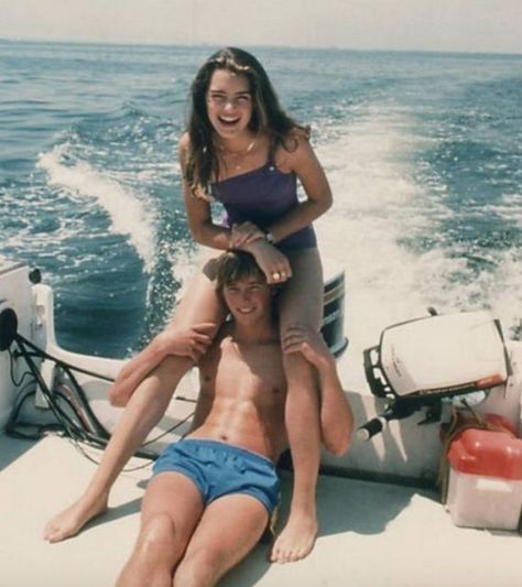 13 Vintage Photos of Hollywood Celebs Looking Glamorous as Ever on the Beach | Woman's World Blue Lagoon Movie, Uk Icon, Vintage Beach Photos, Beach Pink, Malibu Barbie, Cruise Outfits, Brooke Shields, Actrices Hollywood