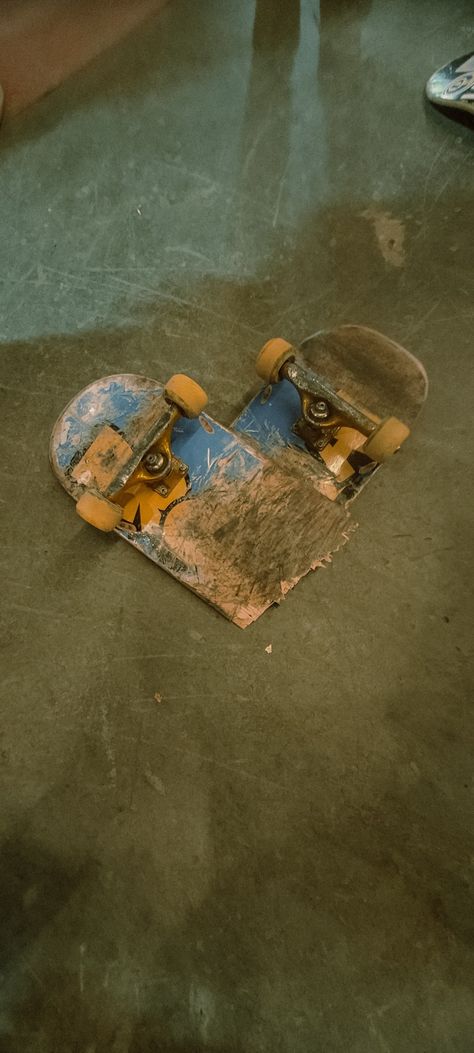 Skate love heart broken Skateboard Profile Picture, Grunge Skater Aesthetic Wallpaper, Skate Bored Design, Skater Wallpaper Iphone, Skater Boy Aesthetic Wallpaper, Skate Pfp, Arda Core, Skater Aesthetic Wallpaper, Skateboarding Wallpaper