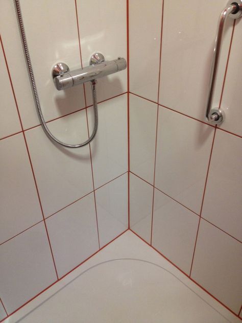 Copper Grout White Tile, Red Grout White Tile, White Tile Red Grout, Red White Bathroom, Colorful Grout, Red And White Bathroom, Large White Tiles, Tile Grout Color, White Shower Tile