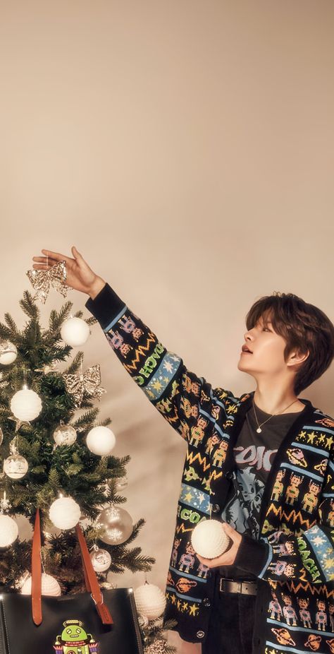 #SEUNGMIN #WALLPAPERS #STRAYKIDS Christmas Phone Backgrounds, Japan Wallpaper, Straykids Wallpaper, Wallpaper Lock Screen, Seungmin Straykids, Nylon Japan, Kim Seungmin, Musical Band, Kpop Posters