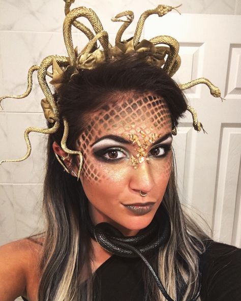 Lots of inspiration, diy & makeup tutorials and all accessories you need to create your own DIY Medusa Costume for Halloween. Diy Medusa Costume, Costume Medusa, Medusa Halloween Costume, Medusa Headpiece, Make Up Diy, Medusa Costume, Halloween Make-up Looks, Halloweenský Makeup, Hallowen Costume