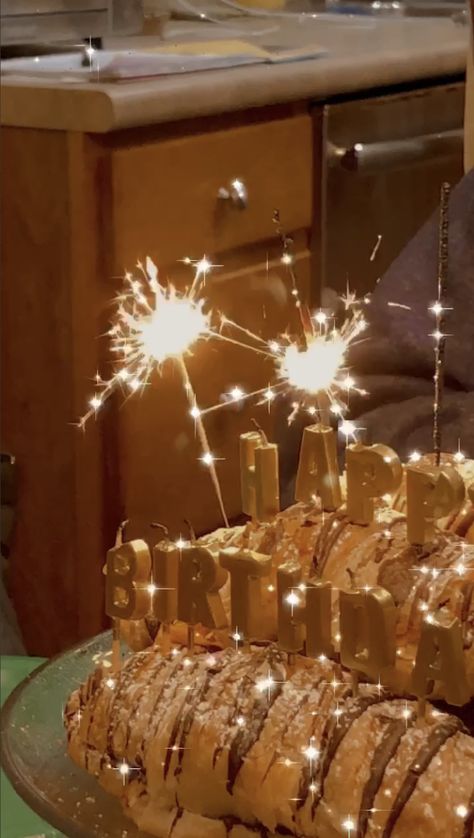 Cake With Sparkler Candles, Aesthetic Birthday Candles, Sparkling Candles Birthday, Sparklers Birthday, Sparkle Candles, Birthday Candles Sparkling, Pisces Szn, Birthday Cake Sparklers, Bday Vibes