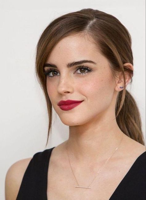 Emma Watson Hair Color, Emma Watson Makeup, Emma Watson Hair, Red Lip Makeup, Braut Make-up, Makati, Dark Brown Hair, Red Lipstick, Top 50