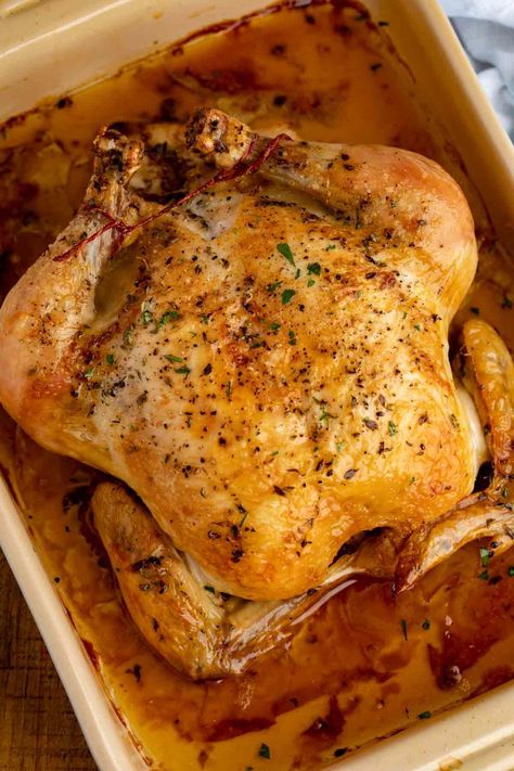 The PERFECT Simple Roast Chicken Recipe that makes the crispiest skin, juiciest chicken with just five minutes of prep and one hour in the oven. #chicken #dinner #easy #dinnerthendessert Best Whole Chicken Recipe, Whole Chicken In Oven, Whole Chicken Recipes Oven, Baked Whole Chicken Recipes, Best Roast Chicken Recipe, Simple Roast Chicken, Whole Baked Chicken, Panini Recipes Chicken, Best Roasted Chicken