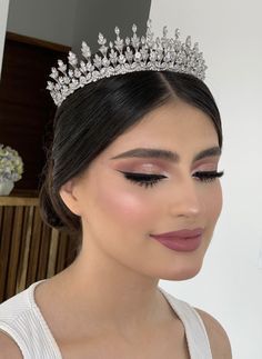 Make Up For Quinceanera, Quince Makeup Natural, Eye Makeup Prom, Pink Quince Theme, Quince Makeup, Makeup Looks Prom, Quince Hair, Quinceanera Red, Quinceanera Makeup