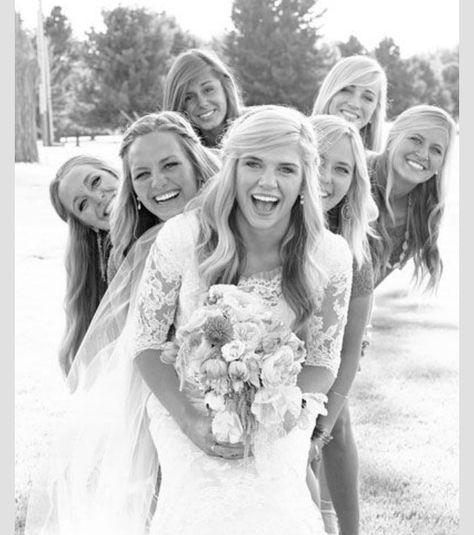 Bridesmaid photo idea Fun Bridal Party Photos, Wedding Fotos, Group Of Women, Bridal Party Photos, Wedding Engagement Photos, Wedding Shots, Wedding Pics, Wedding Poses, Party Photos