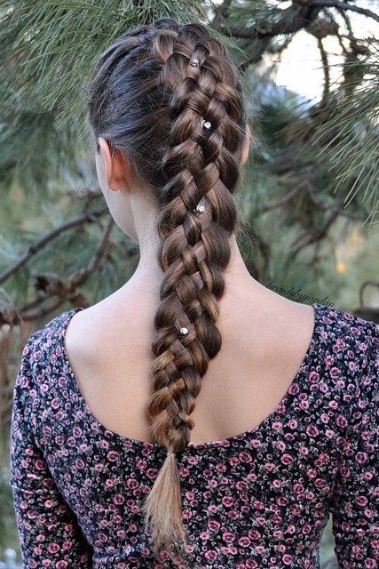 Braided hairstyles remain popular. Braided hair, which has not come out of our lives for 2 years, appears everywhere this season as well. Hair Manifestation, Hair Aesthetics, Long Braided Hairstyles, Tail Braids, Summer Hair Trends, Unique Braids, Hairstyles Design, Vibrant Hair, Hair Upstyles