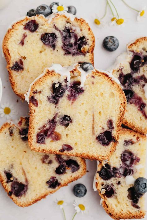 Blueberry Almond Cake, Cozinha Aesthetic, Blueberry Loaf Cake, Blueberry Loaf Cakes, Blueberry Desserts Recipes, Blueberry Pound Cake, Healthy Cakes, Blueberry Loaf, Icing Ideas